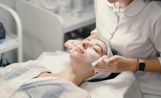 A skin specialist help a women to doing facial.